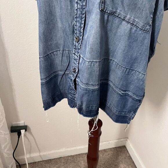 RAILS Button-Front Blue Chambray Shirt Women Size Medium Raw Hem Short Sleeve - Picture 2 of 8